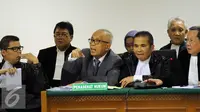 Terdakwa kasus suap tiga hakim dan panitera PTUN, OC Kaligis (tengah) saat mengajukan keberatan dalam sidang lanjutan di Pengadilan Tipikor Jakarta, Kamis (1/10/2015). Sidang menghadirkan Evy Susanti sebagai saksi. (Liputan6.com/Helmi Fithriansyah)