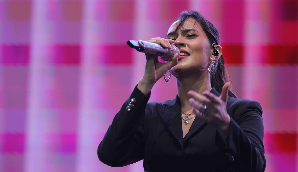 Kehadiran Raisa menjadi momen spesial gelaran KapanLagi Buka Bareng (KLBB) Festival 2026 yang sayang untuk dilewatkan. Tampak dalam foto, penyanyi, Raisa, saat tampil pada hari kedua gelaran KapanLagi Buka Bareng (KLBB) Festival 2026 di Stadion Madya, Kompleks Gelora Bung Karno, Senayan, Jakarta, Minggu 1 Maret 2026. (Bola.com/Bagaskara Lazuardi)
