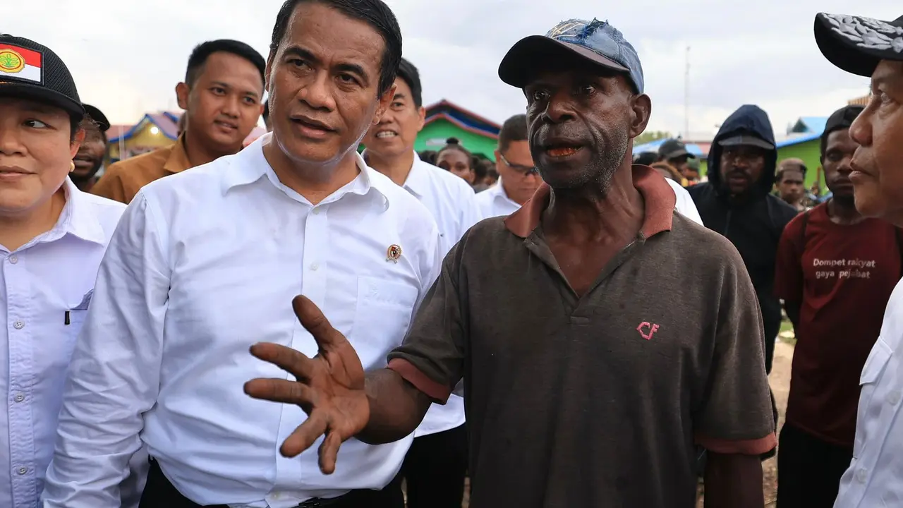 Menteri Pertanian Amran Salurkan Bantuan Benih dan Dorong Pertumbuhan Ekonomi Masyarakat di Kampung Wanam