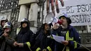 Petugas pemadam kebakaran menyampaikan orasi mereka saat aksi protes di depan gedung parlemen di Oviedo, Spanyol, Kamis (19/11). Mereka melakukan aksi mogok bertugas guna menuntut kenaikan gaji dan tunjangan kesejahteraan. (REUTERS/Eloy Alonso)