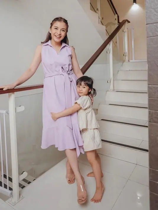 Shirt dress dengan detail sleeveless buat kesan santai namun tetap chic pada tampilan ibu 2 anak ini. @chelseaoliviaa.