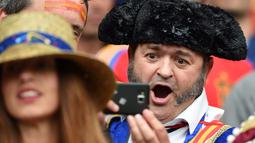 Suporter spanyol dengan pakaian khas negaranya berfoto saat menyaksikan laga Spanyol melawan Republik Ceko pada laga grup D Euro 2016 di Stadion Municipal, Toulouse, (13/6/2016). (AFP/ Nicolas Tucat)