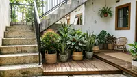 8 Ide Taman Mini di Bawah Tangga Luar Rumah, Inspirasi Area Hijau yang Bebas Lembap
