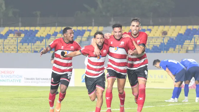    Dari Liga Terluka ke Asa Asia: Madura United Mengejutkan di AFC Challenge League!   Madura United: Terpuruk di BRI Liga 1, Menggila di Panggung Asia!   Bangkit dari Keterpurukan: Madura United Ukir Mimpi di AFC Challenge League!   Laskar Sape Kerrab Terbang Tinggi: Kisah Kontras Madura United di BRI Liga 1 dan