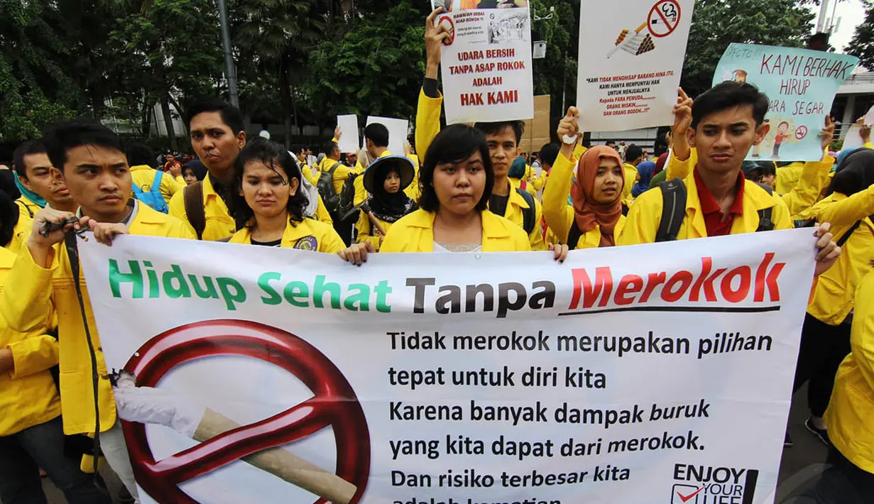 Sejumlah mahasiswa UI menggelar aksi damai di Bundaran HI Jakarta, Minggu (30/11/2014). (Liputan6.com/Faizal Fanani)