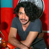 Selain Reza Rahadian film Benyamin Biang Kerok juga dibintangi, Delia Husein, Meriam Bellina, Rano Karno dan masih banyak lagi. Film yang digarap sutradara Hanung Bramantyo itu tayang mulai 1 Maret. (Nurwahyunan/Bintang.com)