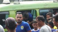 Pemain Persib Bandung, Zulham Zamrun datang ke tempat latihan Persib di Lapangan Progresif dengan menggunakan angkutan kota jurusan Gedebage, Senin (23/5/2016). (Bola.com/Permana Kusumadijaya)