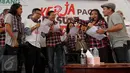 Cagub DKI Jakarta, Basuki Tjahaja Purnama (Ahok) bersama para musisi bernyanyi bersama lagu "Gara-Gara Ahok" di Rumah Lembang, Jakarta, Rabu (25/1). Kedatangan para musisi papan atas itu untuk menyatakan dukungan kepada Ahok. (Liputan6.com/Gempur M Surya)