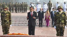 Presiden Joko Widodo berdoa saat mengunjungi National Martyrs’ Memorial di Savar, Bangladesh (28/1). Monumen ini adalah tempat mengenang para pejuang kemerdekaan Bangladesh. (Liputan6.com/Pool/Rusman Biro Pers Setpres)