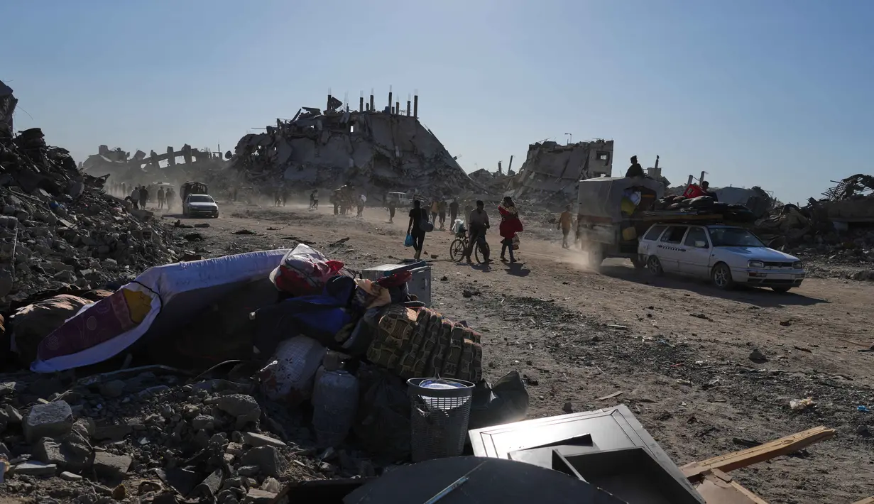 Kembalinya warga Gaza menyusul kesepakatan antara Israel dan Hamas untuk menghentikan sementara perang yang telah berlangsung dalam dua tahun terakhir serta membebaskan sandera yang tersisa. (AP Photo/Jehad Alshrafi)