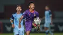 Persik Kediri pun tak mau kalah demi bisa mencetak gol balasan penyama kedudukan. (Bola.com/Bagaskara Lazuardi)