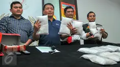 Dirtipid Narkotika Polri berhasil mengungkap sindikat internasional narkotika jenis sabu yang dikendalikan oleh napi lapas di Jawa Tengah, saat rilis kasus di Jakarta, Rabu (13/4). (Liputan6.com/Yoppy Renato)