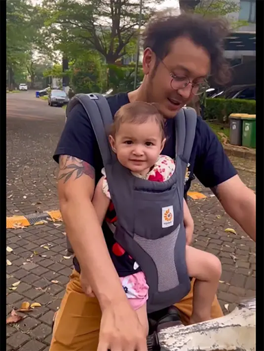Momen tersebut dibagikan oleh akun instagram Dimas dan Nadine. Tampak dalam foto dan video, baby Djiwa tampak begitu senang naik vespa.  [Instagram/nadinelist]