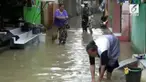 Masyarakat yang terkena banjir di Subang mengaku kekurangan air bersih. Untuk memasak dan mencuci, mereka terpaksa gunakan air banjir.
