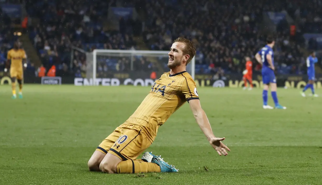 Harry Kane. Striker Uruguay yang kini memasuki musim ke-13 bersama Tottenham Hotspur ini tercatat pernah mencetak 4 kali hattrick bersama The Lilywhites di Liga Inggris pada musim 2016/2017. Hebatnya, torehannya tersebut dilakukannya hanya dalam rentang waktu 4 bulan, Januari hingga Mei 2017. (AFP/Adrian Dennis)