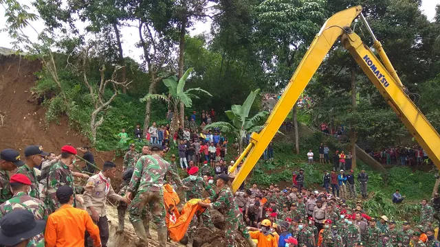 Evakuasi korban longsor di Bogor