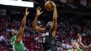 Pebasket Houston Rockets, James Harden, berebut bola dengan pebasket Boston Celtics, Kemba Walker, pada laga NBA Rabu (12/2/2020). Houston Rockets menang 116-105 atas Boston Celtics. (AP/David J. Phillip)