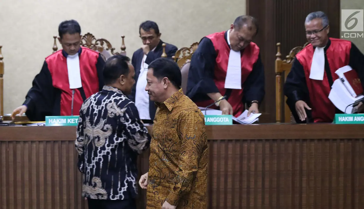 Terdakwa dugaan korupsi pengadaan lahan Bandara Bobong pada APBD Kabupaten Kepulauan Sula tahun 2009 Zainal Mus (kiri) dan Ahmad Hidayat Mus usai sidang pembacaan tuntutan di Pengadilan Tipikor, Jakarta, Kamis (14/3). (Liputan6.com/Helmi Fithriansyah)