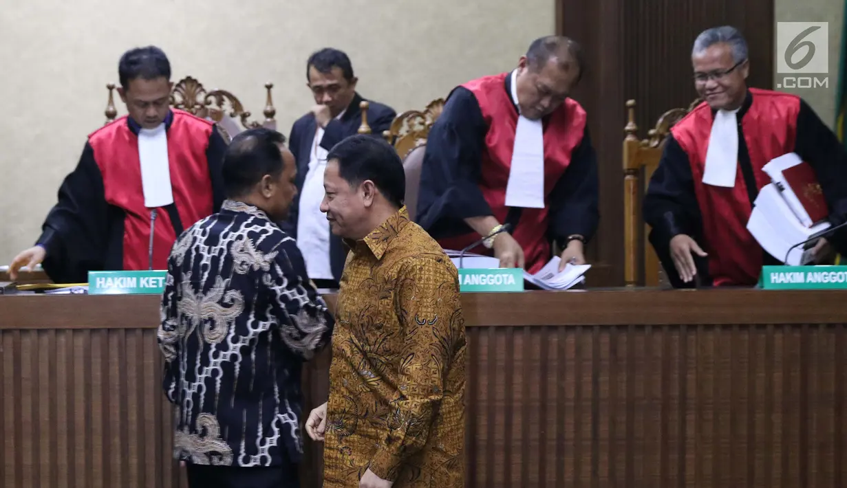 Terdakwa dugaan korupsi pengadaan lahan Bandara Bobong pada APBD Kabupaten Kepulauan Sula tahun 2009 Zainal Mus (kiri) dan Ahmad Hidayat Mus usai sidang pembacaan tuntutan di Pengadilan Tipikor, Jakarta, Kamis (14/3). (Liputan6.com/Helmi Fithriansyah)