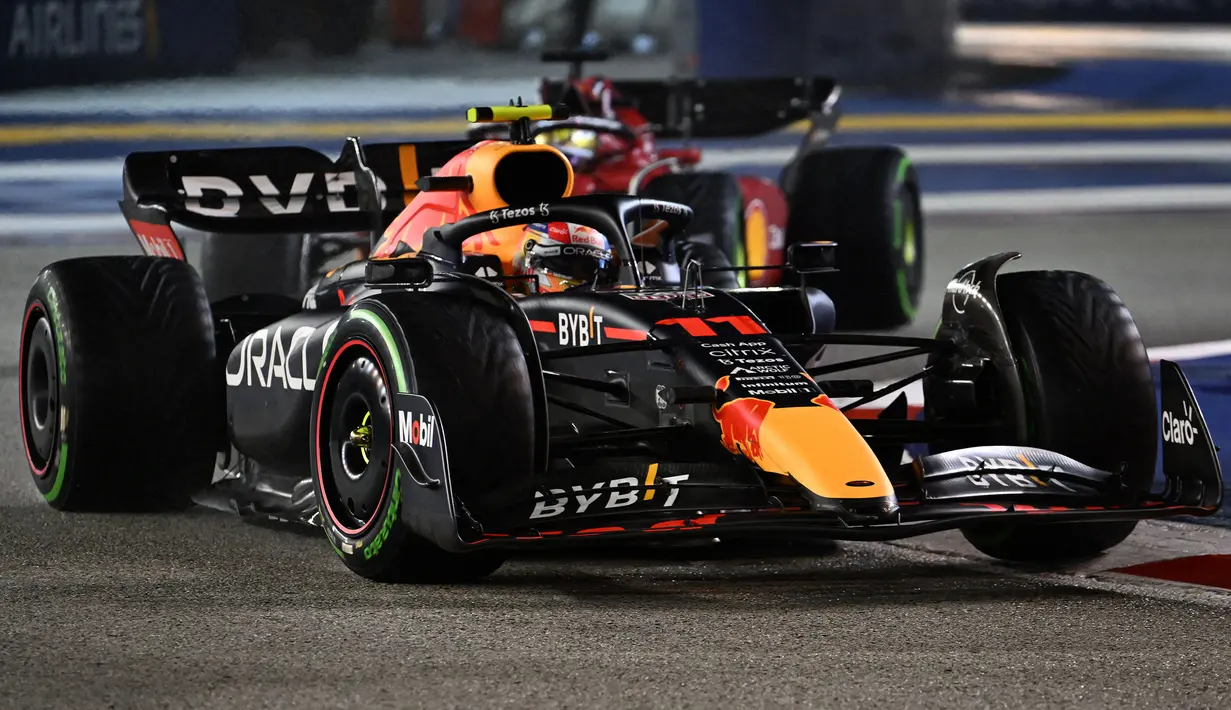 Pebalap Red Bull, Sergio Perez memacu mobilnya saat Formula 1 GP Singapura 2022 di Marina Bay Street Circuit, Singapura pada 29 Mei 2021. (AFP/Roslan Rahman)