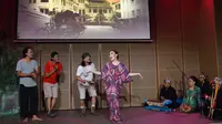 Seniman Kelompok Sandiwara Miss Tjitjih  berkolaborasi dengan Ary Kirana menyuguhkan pertunjukan teater dengan balutan komedi bertajuk “Kuntilanak Mangga Dua” di Galeri Indonesia Kaya, Jakarta (Liputan6.com/HO)