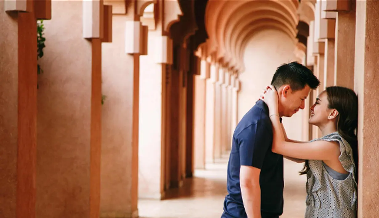 Kemesraan Shandy Aulia dengan sang suami, David Herbowo di hotel Amanjena, Maroko. Shandy Aulia mengunjungi sejumlah destinasi wisata di negara yang berada di kawasan Afrika Utara tersebut. (Instagram/@ShandyAulia)
