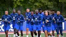 Para pemain Prancis melakukan pemanasan selama mengikuti sesi latihan di Clairefontaine-en-Yvelines (19/9/2022). Latihan ini sebagai bagian dari persiapan tim untuk berlaga melawan Austria di Stade de France pada 22 September dan dilanjutkan tiga hari kemudian melawan Denmark di Copenhagen dalam lanjutan laga UEFA Nations League. (AFP/Franck Fife)