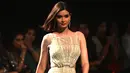 Aktris Bollywood Diana Penty berjalan di catwalk mempersembahkan kreasi desainer Pallavi Mohan pada hari pertama FDCI x Lakme Fashion Week di Mumbai pada 12 Oktober 2022. Diana Penty lahir tanggal 2 November 1985 di Mumbai, India. (AFP/Punit Paranjpe)