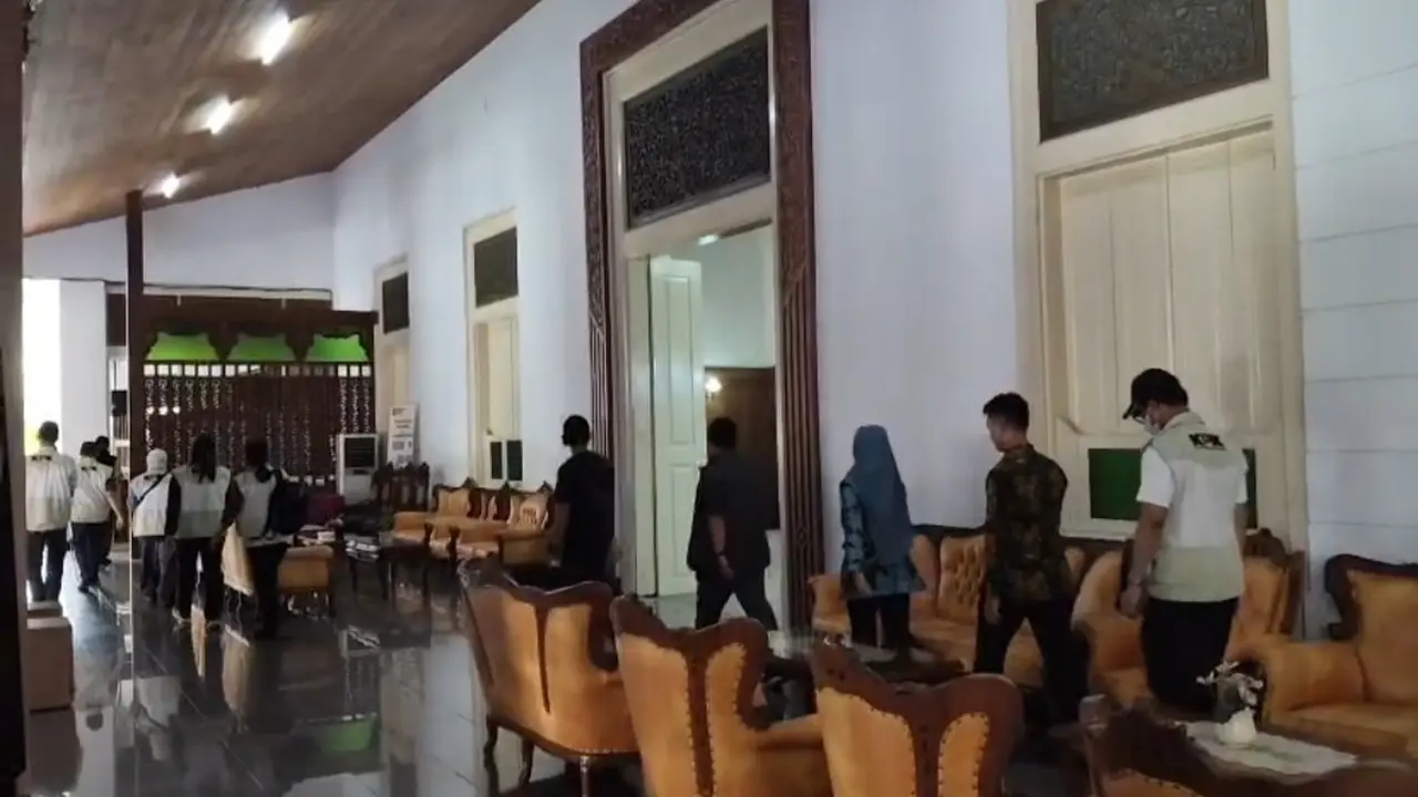 Petugas KPK memeriksa sejumlah pejabat di Pemkab Pati terkait kasus OTT Bupati Sadewo. (Liputan6.com/Arief Pramono)