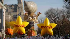Balon berukuran besar mengiringi parade Hari Pengucapan Syukur Macy's di Manhattan borough,  New York, Kamis (26/11). Parade ini pertama kali diadakan pada tahun 1924. (REUTERS/Andrew Kelly)