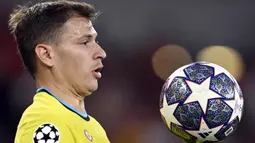 Gelandang Inter Milan, Nicolo Barella mengontrol bola saat menghadapi Benfica pada laga leg pertama perempatfinal Liga Champions 2022/2023 di Luz Stadium, Lisbon (11/4/2023). Performa apik Nicolo Barella bersama Inter Milan telah diakui Jurgen Klopp bersama asistennya. Meski kontraknya bersama Inter baru akan berakhir pada Juni 2026, nama besar Liverpool tentu akan menjadi pertimbangan kepindahannya musim depan. (AFP/Patricia De Melo Moreira)