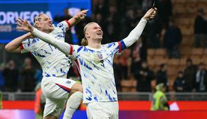 Di pertandingan terakhir Grup I Kualifikasi Piala Dunia 2026 zona Eropa melawan Italia, Haaland sukses mencetak dua gol dalam kurun waktu dua menit. Tampak dalam foto, kapten Timnas Norwegia, Erling Braut Haaland merayakan kemenangan bersama rekan setimnya, Julian Ryerson, setelah memenangkan pertandingan kualifikasi Piala Dunia 2026 zona Eropa antara Italia dan Norwegia di Stadion San Siro, Milan, pada 16 November 2025. (Alberto PIZZOLI/AFP)