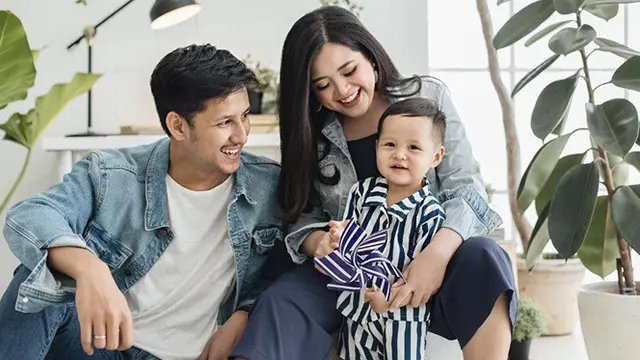 6 Gaya Pemotretan Keluarga Tasya Kamila, Kompak Pakai Denim