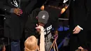 Seorang turis mencium tangan aktris Nicole Kidman selama perhelatan Academy Awards ke-89, di California, Minggu (26/2). Oscar tahun ini mendapat kejutan dengan kedatangan para turis yang diajak masuk oleh host Jimmy Kimmel. (Chris Pizzello/Invision/AP)
