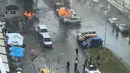Sebuah bom mobil meledak di luar sebuah pengadilan di kota Izmir, wilayah barat Turki, Kamis (5/1). Sejumlah ambulans bergegas menuju ke lokasi ledakan di dekat pintu masuk pengadilan yang kerap digunakan para hakim dan jaksa. (DHA/Dogan News Agency/AFP)