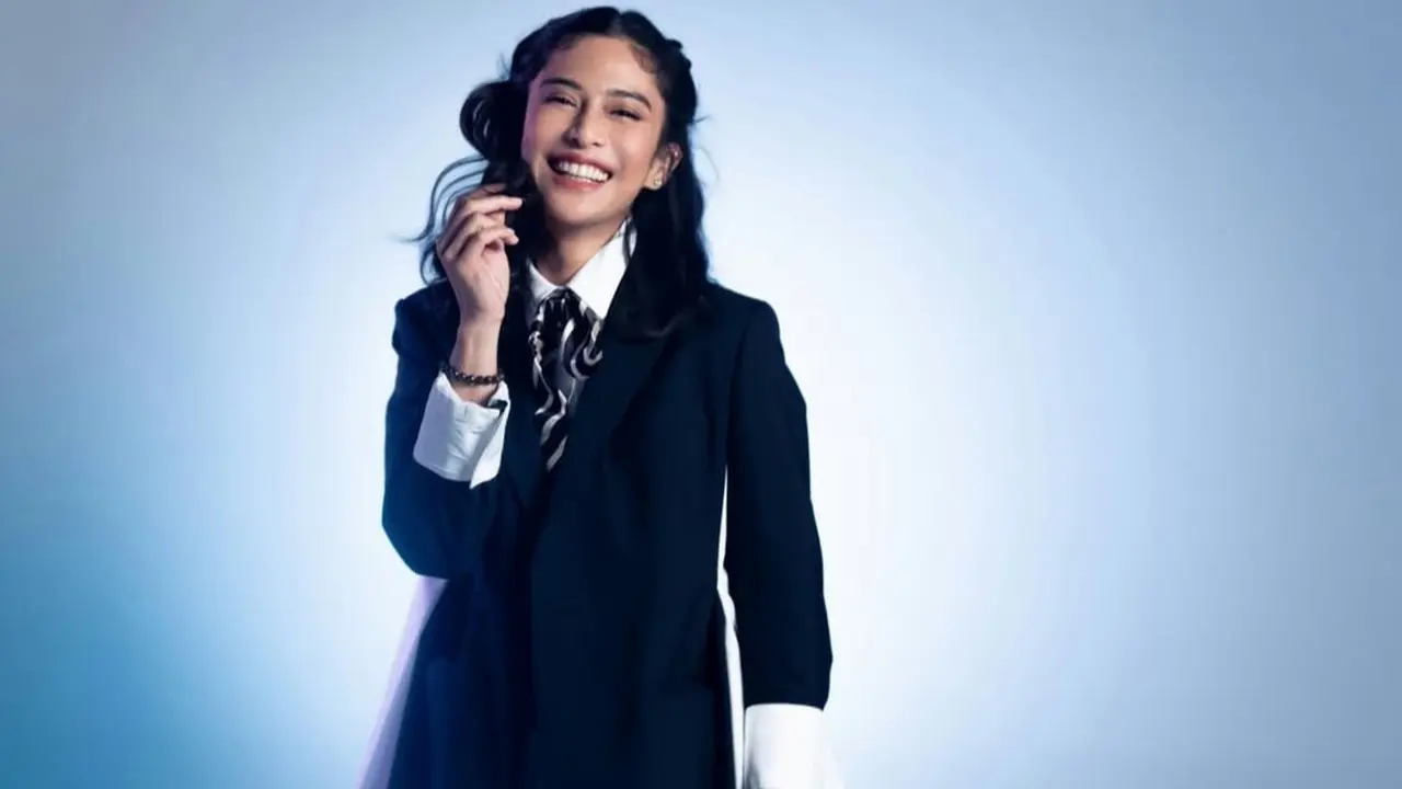 Gaya Dian Sastro dalam Seragam SMA