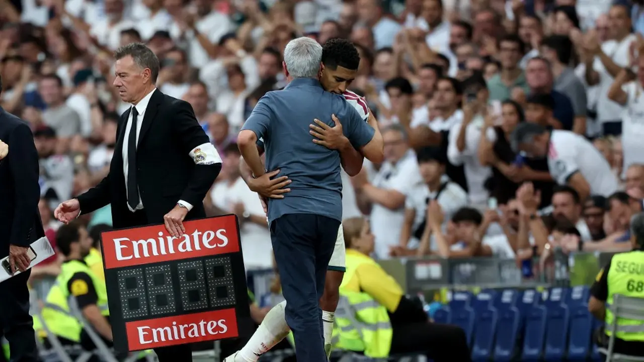 Pelatih Real Madrid, Jose Mourinho, memeluk Jude Bellingham