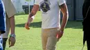 Terlihat pula Shawn Mendes yang tampil dengan t-shirt putih, scarf leher, dan long pants berwarna krem. [Foto: IG/evashionma].