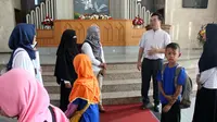 Harmoni trip bersama anak-anak Cirebon menyusuri tempat ibadah dan bersejarah bersama Komunitas Inspiration House Cirebon. Foto (Liputan6.com / Panji Prayitno)