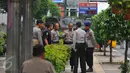 Sejumlah personel kepolisian disiagakan di pusat perbelanjaan kawasan Glodok, Jakarta Barat, Jumat (4/11). Pengamanan ketat dilakukan guna mengantisipasi peristiwa yang tidak diinginkan terkait demonstrasi Ormas Islam. (Liputan6.com/Angga Yuniar)