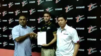 Pemain asing asal Brasil, Patrick Dos Santos Cruz berfoto bersama manajemen Terengganu FC 2 seusai melakukan tanda tangan kontrak pada Minggu (14/2/2016). (Istimewa)