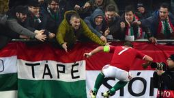Kapten Hungaria, Balazs Dzsudzsak, merayakan gol yang dicetaknya ke gawang Kroasia dalam laga persahabatan di Stadion Ferenc Puskas, Budapest, Hungaria, (26/3/2016). (AFP/Attila Kisbenedek)