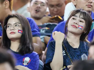 Sejumlah seporter wanita menghiasi tribun penonton saat tim sepak bola Kamboja berhadapan dengan Filipina di National Stadium, Phnom Penh, Kamboja, Selasa (2/5/2023). (Bola.com/Abdul Aziz)