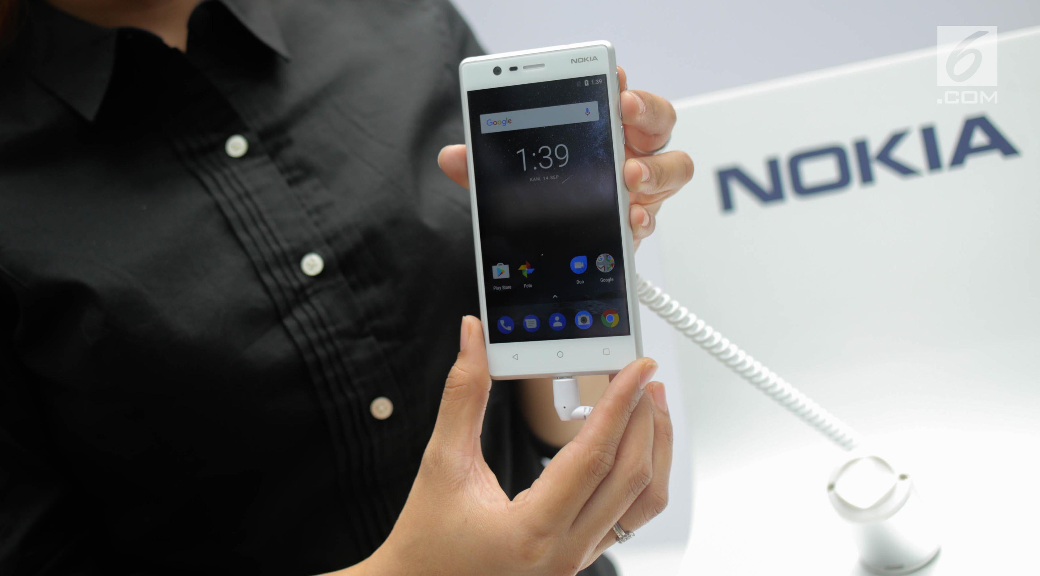 Pramuniaga menunjukkan ponsel Android Nokia 3 saat acara peluncuran di Jakarta, Kamis (14/9). Ponsel berukuran 5 inci ini didukung kamera belakang dengan sensor 8 MP sedangkan kamera selfie-nya ditunjang lensa beresolusi 8 MP. (Liputan6.com/Faizal Fanani)