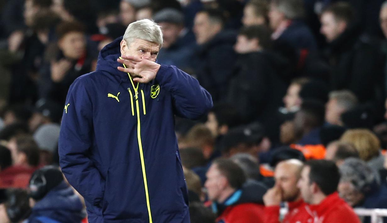 Pelatih Arsenal, Arsene Wenger, usai timnya menelan kekalahan telak 10-2 saat menghadapi Bayern Munchen pada babak 16 besar Liga Champions di Stadion Emirates, London, (7/3/2017). Bayern Munchen menang agregat 10-2 atas Arsenal. (AFP/Ian Kington)