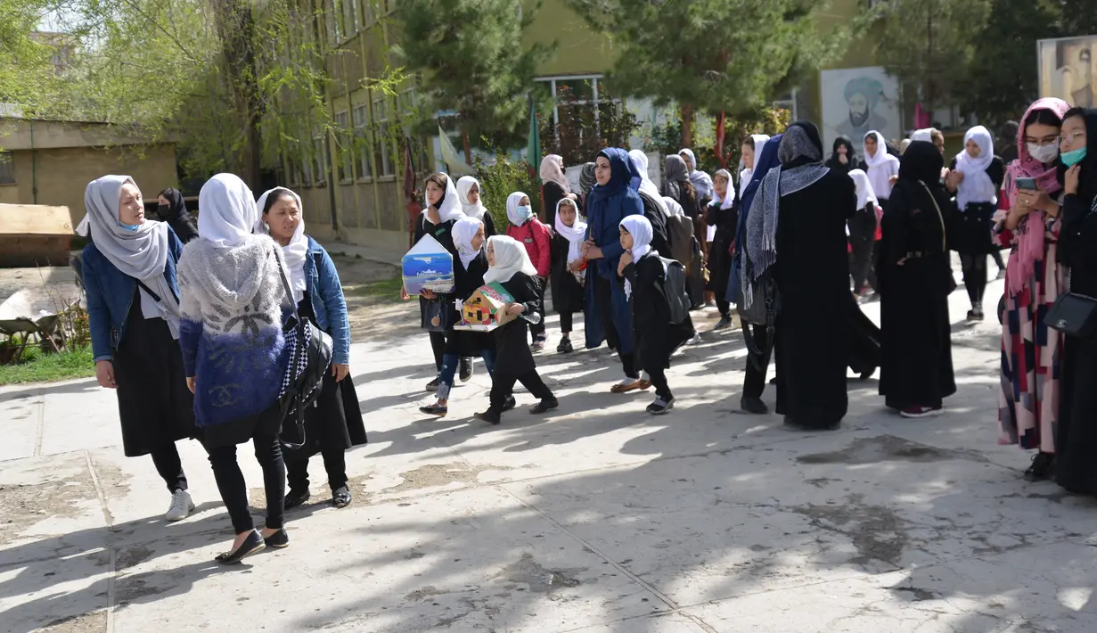 Anak perempuan meninggalkan sekolah mereka setelah perintah penutupan hanya beberapa jam setelah dibuka kembali di Kabul (23/3/2022). Taliban memerintahkan sekolah menengah perempuan di Afghanistan ditutup pada 23 Maret hanya beberapa jam setelah dibuka kembali. (AFP/Ahmad Sahel Arman)