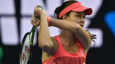 Petenis putri asal Serbia, Ana Ivanovic mengembalikan bola pukulan petenis AS, Madison Keys saat bertanding di Australia Open 2016 di Melbourne (23/1/2016). (AFP PHOTO/SAEED KHAN)