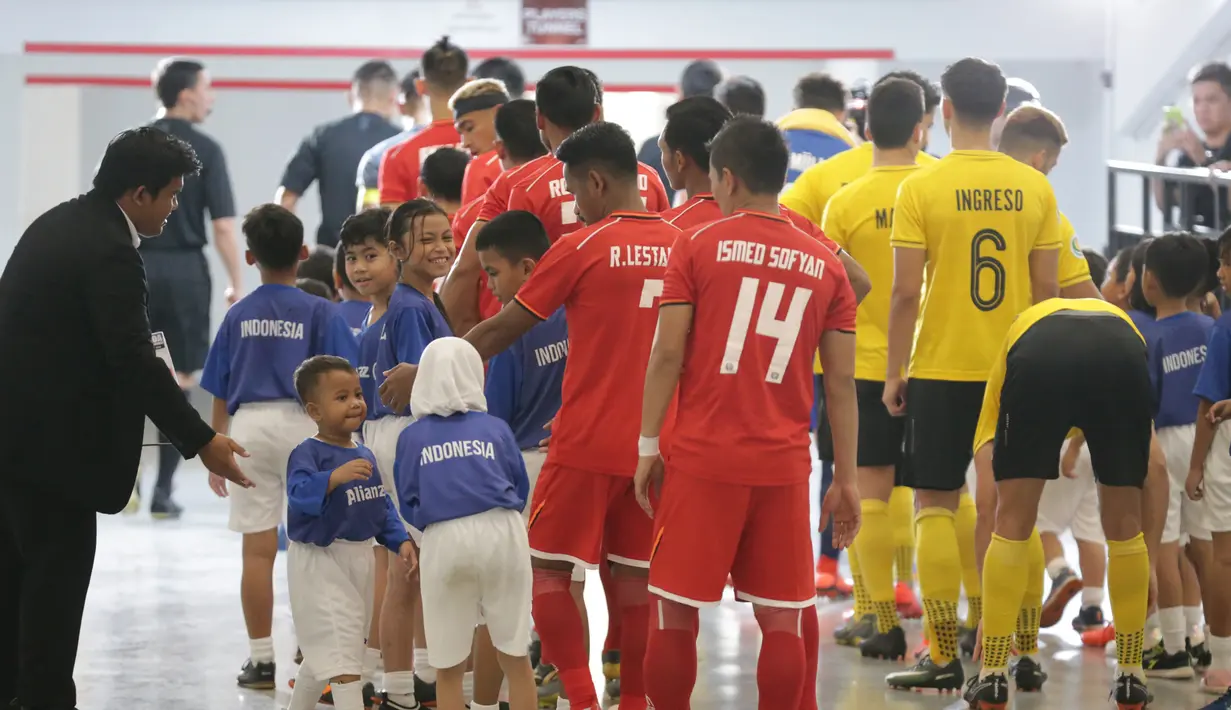 Putra putri dari anggota The Jakmania bersiap saat menjadi Player Escort Kids pada laga Piala AFC 2019 antara Persija Jakarta melawan Ceres Negros di SUGBK, Jakarta, Selasa (23/4). Kesempatan ini diberikan oleh Allianz. (Bola.com/Peksi Cahyo)