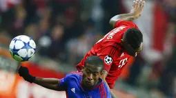 Pemain Bayern Munchen, Jerome Boateng  (kanan) berduel dengan pemain Olympiacos, Sabe P pada lanjutan Liga Champions Gurp F di Stadon Allianz Arena, Munich, Jerman, Rabu ( 25/11/2015) dini hari WIB. (REUTERS/Michael Dalder) 