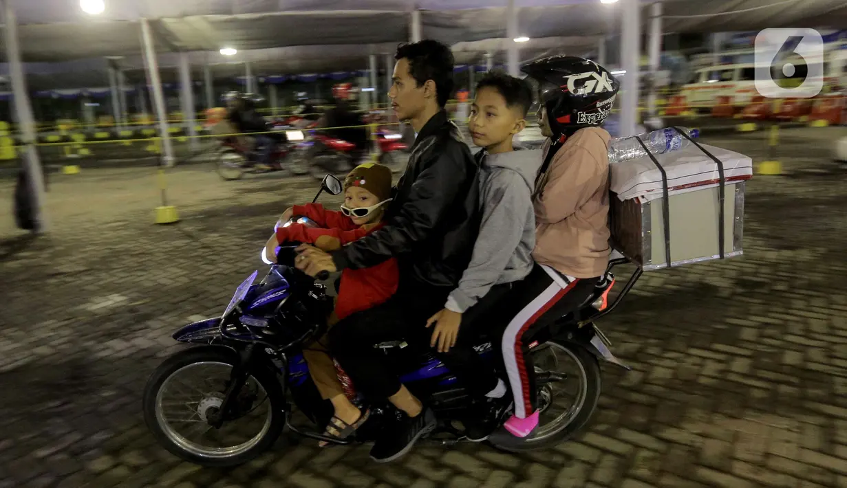 Meski terjadi peningkatan jumlah, akses menuju Pelabuhan Ciwandan, Banten masih terbilang lancar. (Liputan6.com/Herman Zakharia)